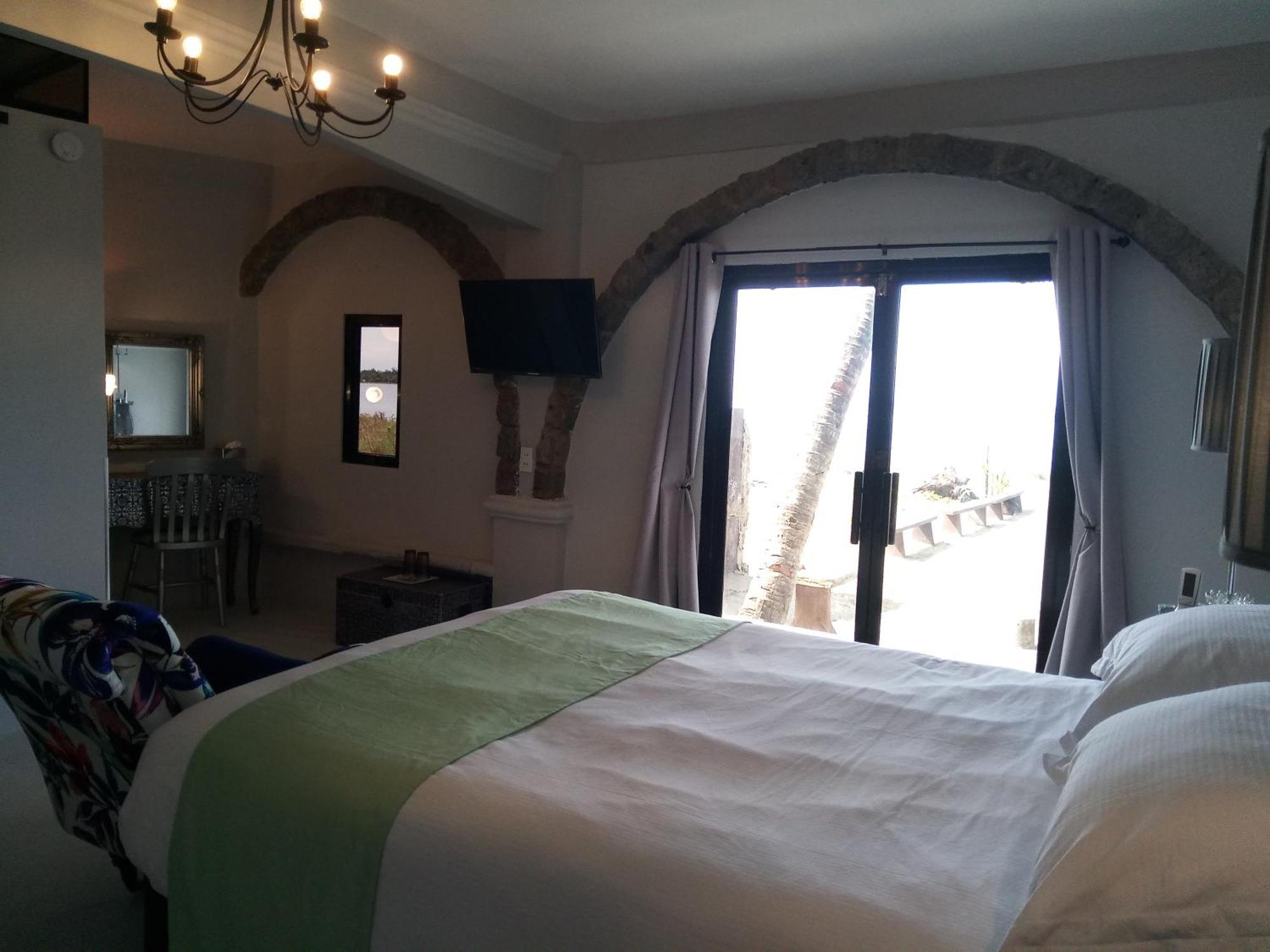 Sunbloom Beachfront Hotel And Restaurant Zambales Sinabacan Room photo